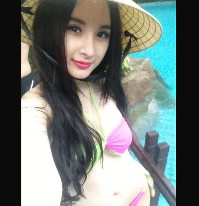 Angela Phương Trinh mặc bikini, đội nón lá.